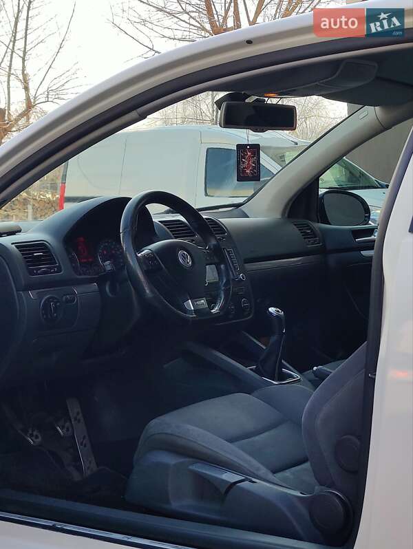 Хэтчбек Volkswagen Golf 2008 в Черновцах