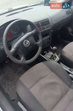 Хэтчбек Volkswagen Golf 2001 в 