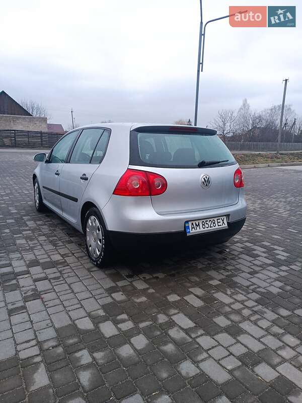 Хетчбек Volkswagen Golf 2005 в Звягелі
