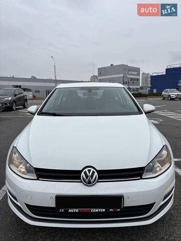 Хэтчбек Volkswagen Golf 2016 в Киеве