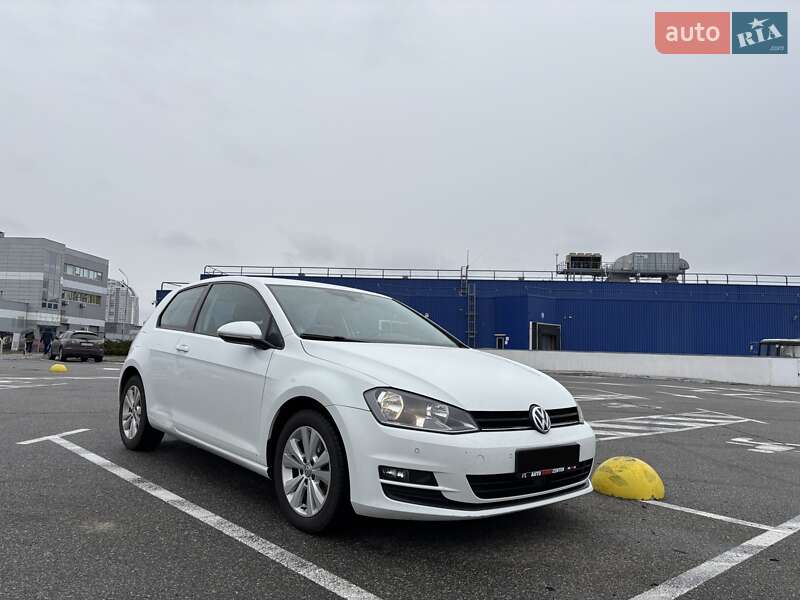 Хэтчбек Volkswagen Golf 2016 в Киеве