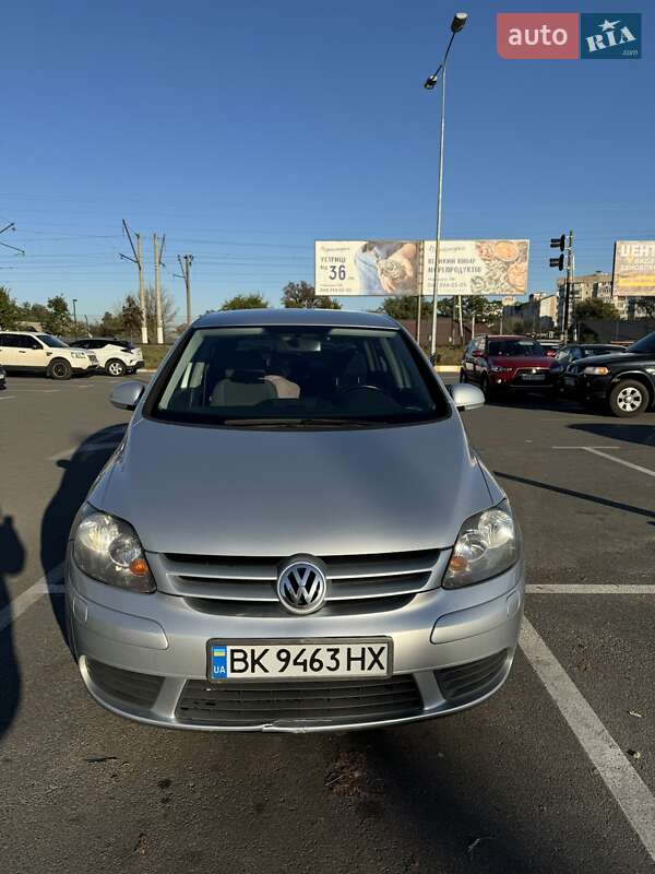 Хэтчбек Volkswagen Golf 2005 в 