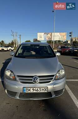 Хэтчбек Volkswagen Golf 2005 в 