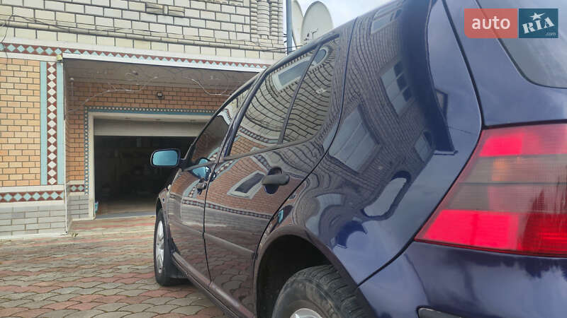 Хетчбек Volkswagen Golf 2001 в Перегінське