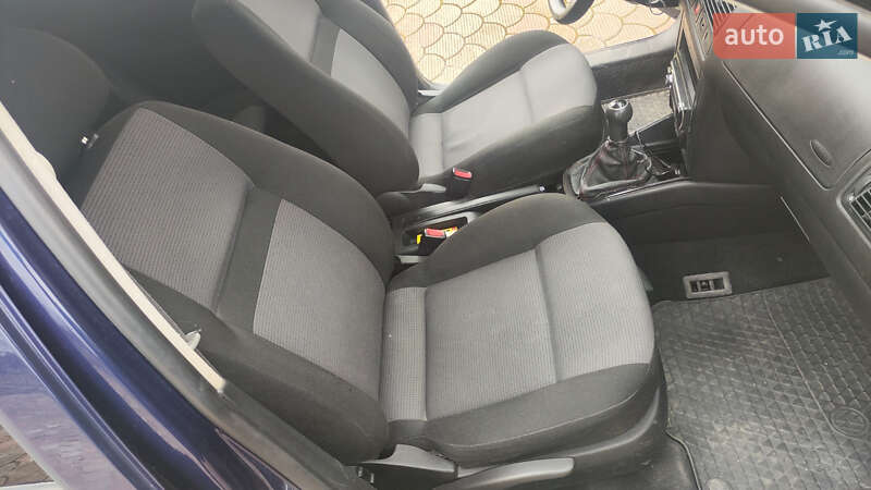 Хетчбек Volkswagen Golf 2001 в Перегінське