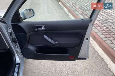 Хэтчбек Volkswagen Golf 2003 в 