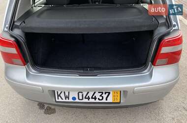 Хэтчбек Volkswagen Golf 2003 в 