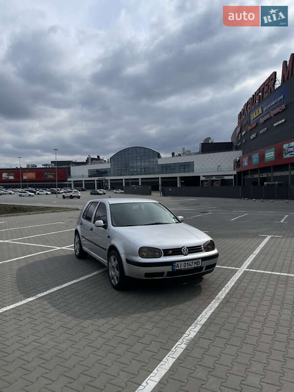 Хэтчбек Volkswagen Golf 2001 в Киеве