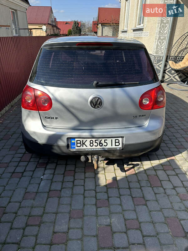 Хэтчбек Volkswagen Golf 2004 в Радивилове