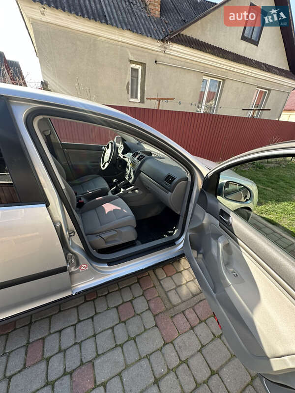 Хэтчбек Volkswagen Golf 2004 в Радивилове