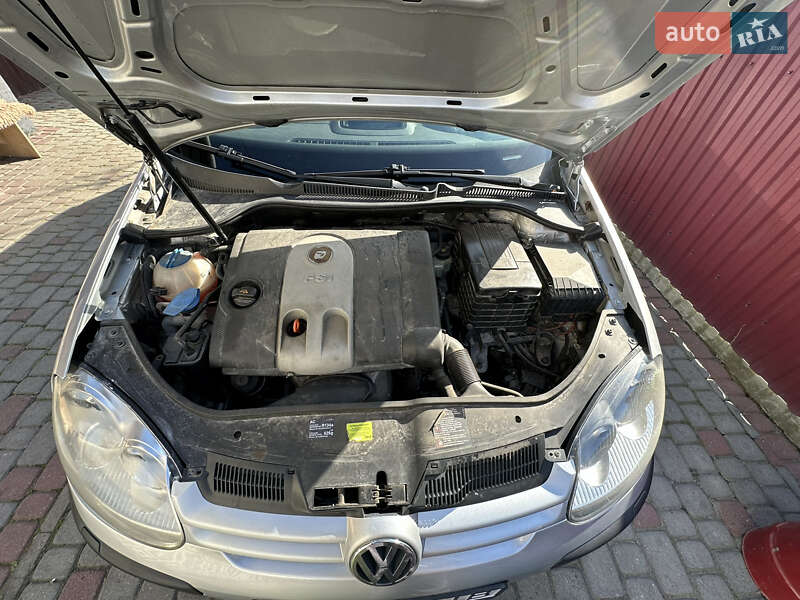 Хэтчбек Volkswagen Golf 2004 в Радивилове