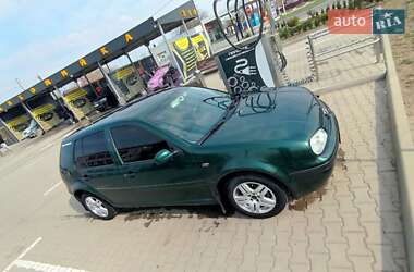Хетчбек Volkswagen Golf 2000 в 