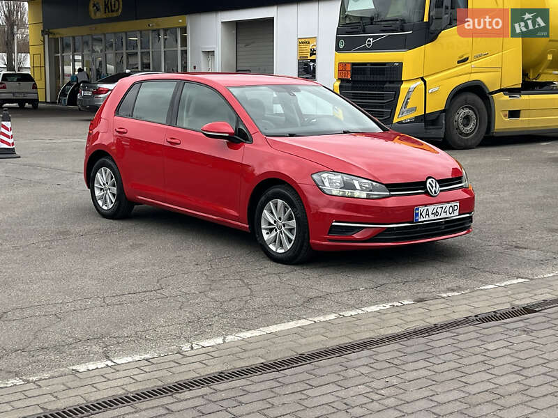 Хэтчбек Volkswagen Golf 2017 в 