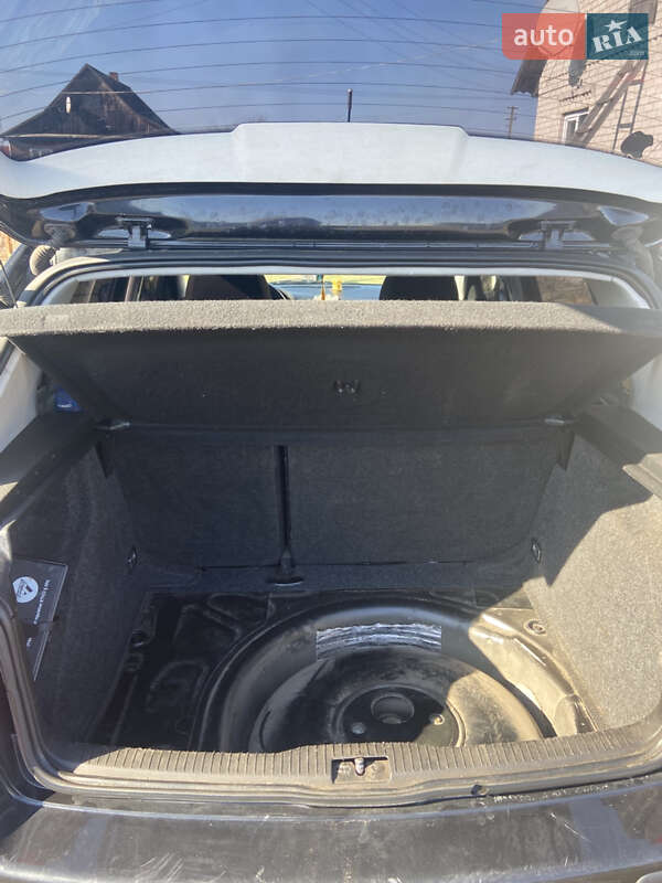 Хэтчбек Volkswagen Golf 2000 в Ровно