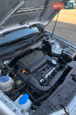 Хэтчбек Volkswagen Golf 2002 в 