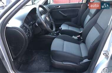 Хэтчбек Volkswagen Golf 2002 в 