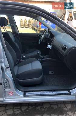 Хэтчбек Volkswagen Golf 2002 в 