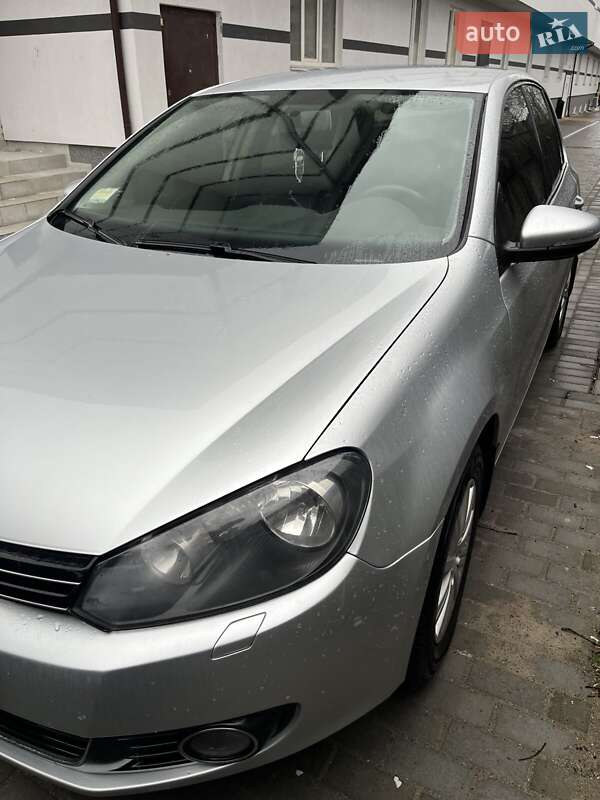 Хэтчбек Volkswagen Golf 2012 в 