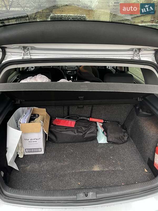 Хэтчбек Volkswagen Golf 2012 в 