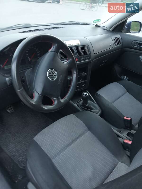 Хэтчбек Volkswagen Golf 2002 в Корсуне-Шевченковском