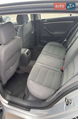 Хэтчбек Volkswagen Golf 2004 в 