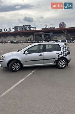 Хэтчбек Volkswagen Golf 2004 в 
