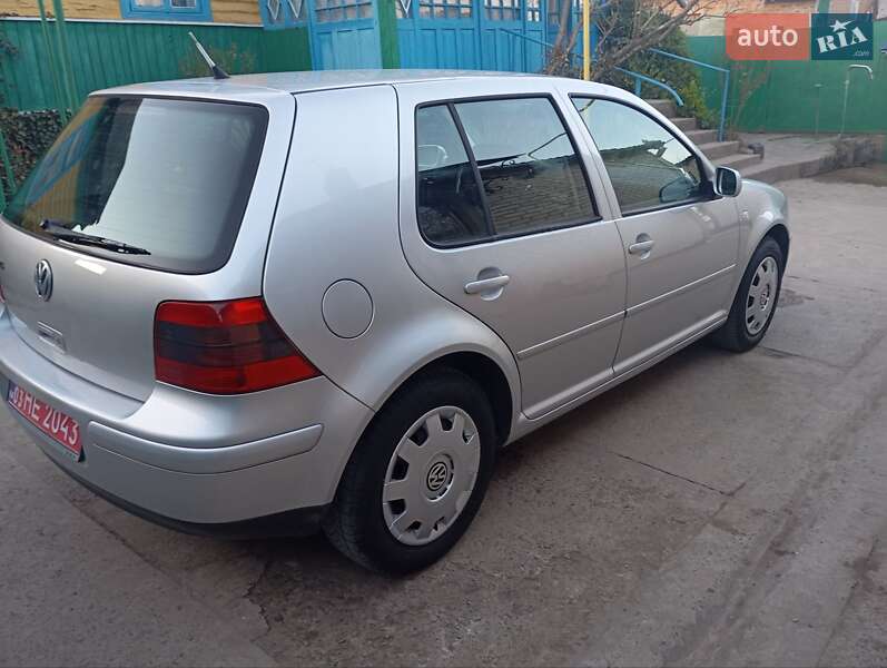 Хэтчбек Volkswagen Golf 2002 в Луцке