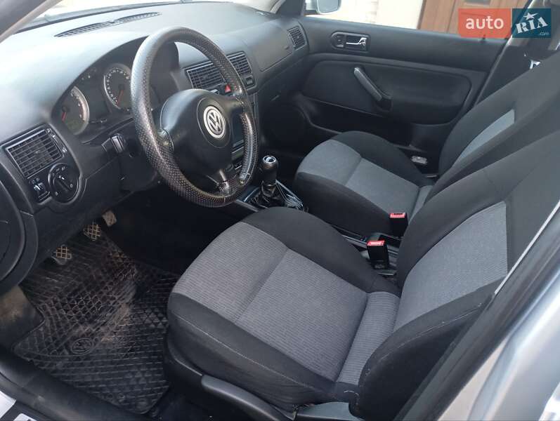 Хэтчбек Volkswagen Golf 2002 в Луцке
