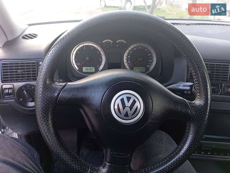 Хэтчбек Volkswagen Golf 2002 в Луцке