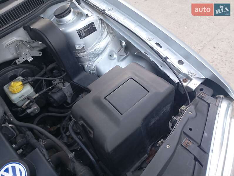 Хэтчбек Volkswagen Golf 2002 в Луцке