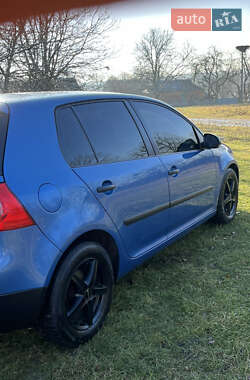 Хэтчбек Volkswagen Golf 2005 в 
