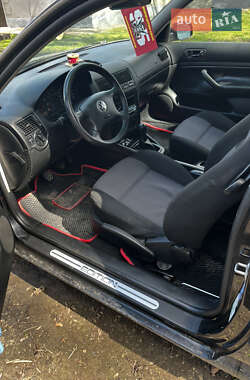 Хэтчбек Volkswagen Golf 2000 в 
