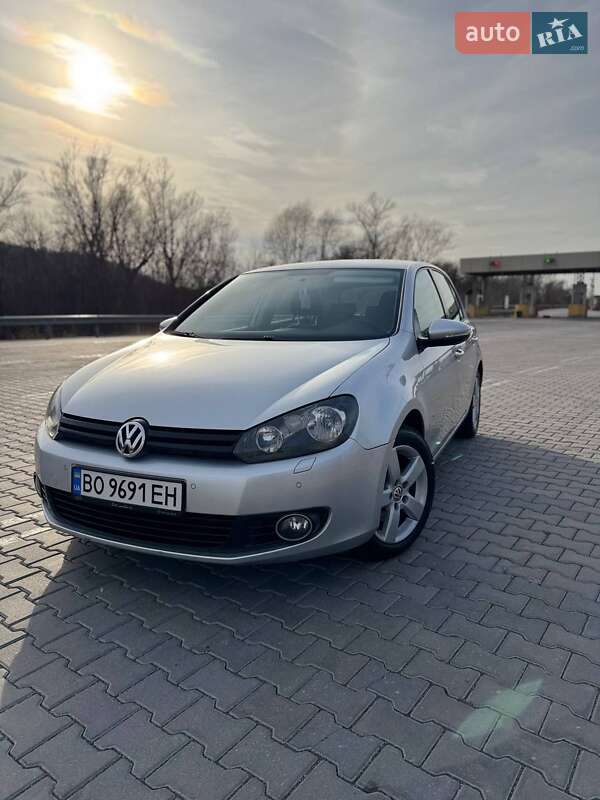 Хэтчбек Volkswagen Golf 2010 в 