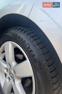 Хэтчбек Volkswagen Golf 2010 в 