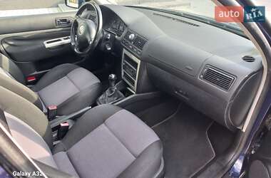 Хетчбек Volkswagen Golf 2003 в 