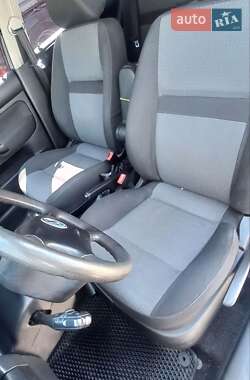 Хетчбек Volkswagen Golf 2003 в 