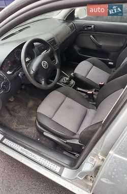 Хэтчбек Volkswagen Golf 2001 в 