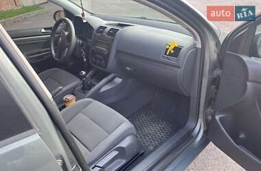 Хэтчбек Volkswagen Golf 2004 в 