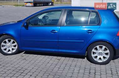 Хэтчбек Volkswagen Golf 2004 в 