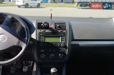 Хэтчбек Volkswagen Golf 2004 в 
