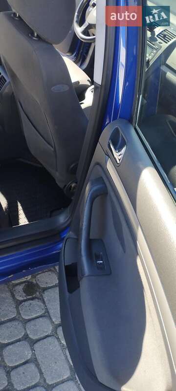 Хетчбек Volkswagen Golf 2004 в Рава-Руській