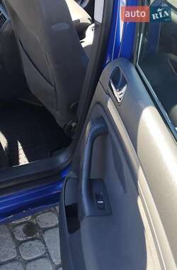 Хэтчбек Volkswagen Golf 2004 в 