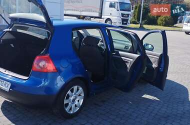 Хэтчбек Volkswagen Golf 2004 в 