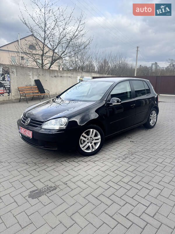 Хэтчбек Volkswagen Golf 2005 в 