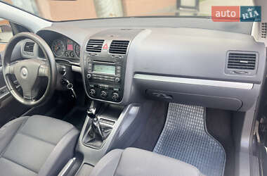Хэтчбек Volkswagen Golf 2005 в 