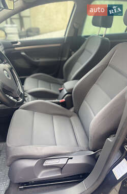 Хэтчбек Volkswagen Golf 2005 в 
