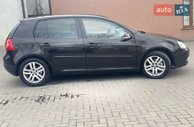 Хэтчбек Volkswagen Golf 2005 в 