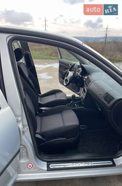 Хэтчбек Volkswagen Golf 2000 в 
