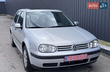 Хэтчбек Volkswagen Golf 2000 в 