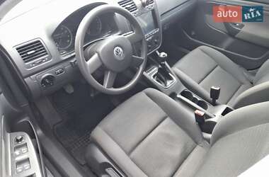 Хэтчбек Volkswagen Golf 2005 в 